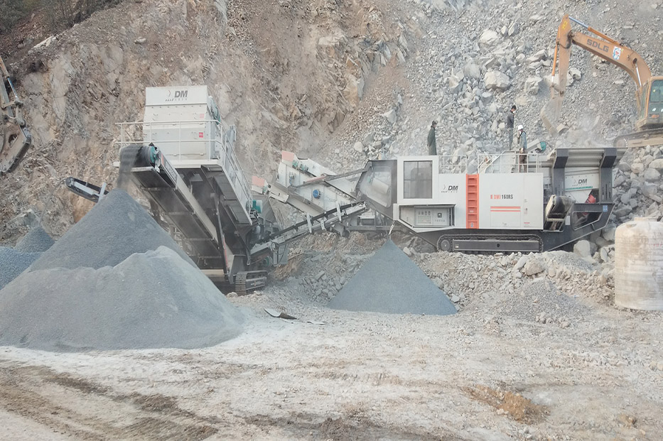 四川西昌時(shí)產(chǎn)150噸硬質(zhì)巖履帶式移動(dòng)破碎生產(chǎn)線(xiàn)